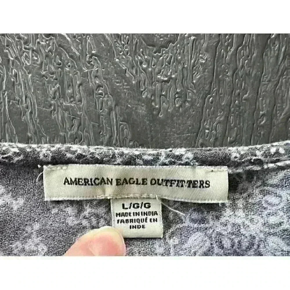 American Eagle Cropped Floral Damask Flutter Sleeve Blouse Top Size Large Blue - Picture 8 of 8